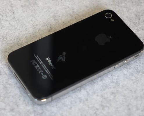 Apple iPhone 4 smartphone front and back glass design